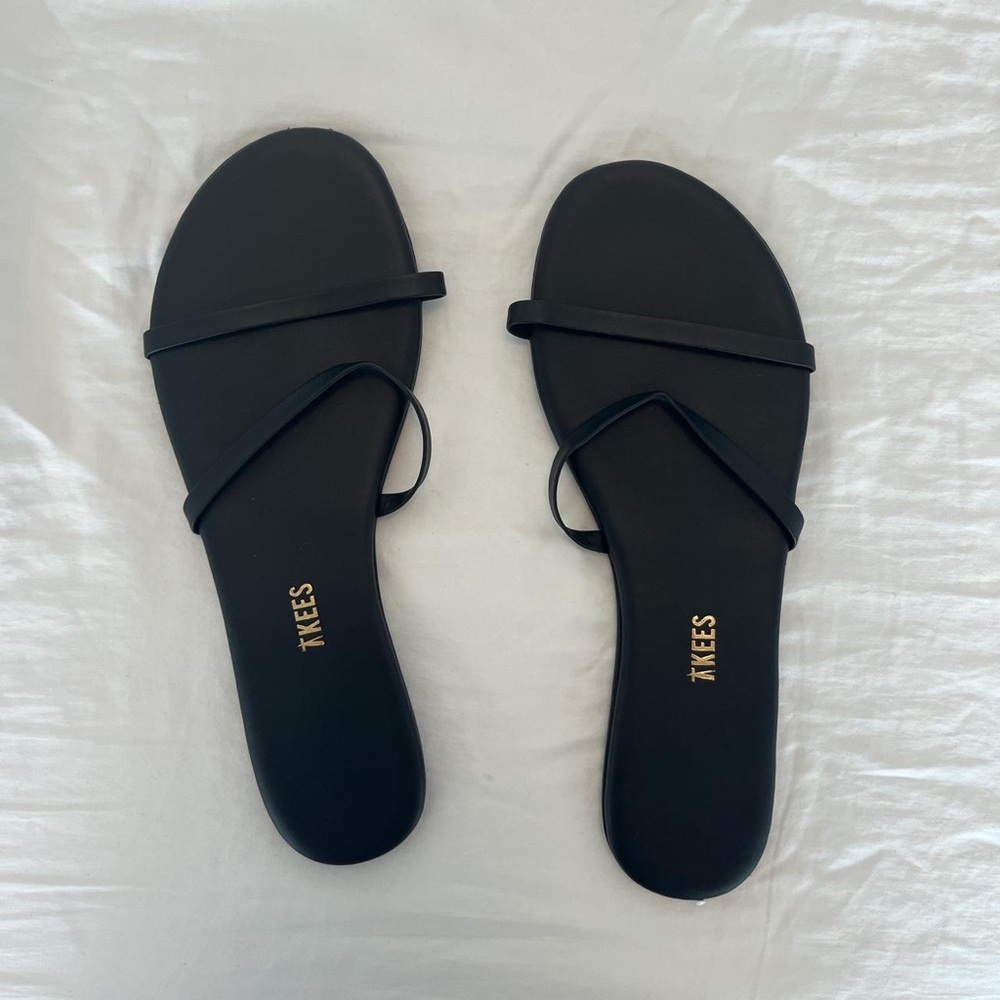 Tkee Black Sandles